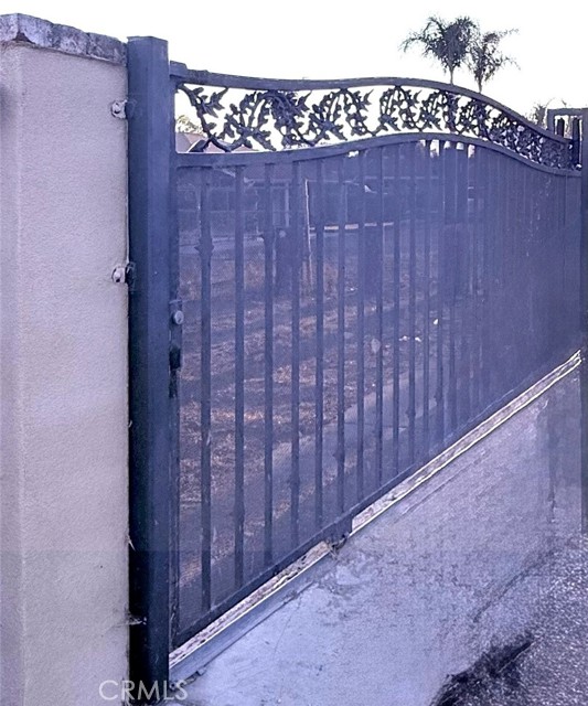 Side Gate