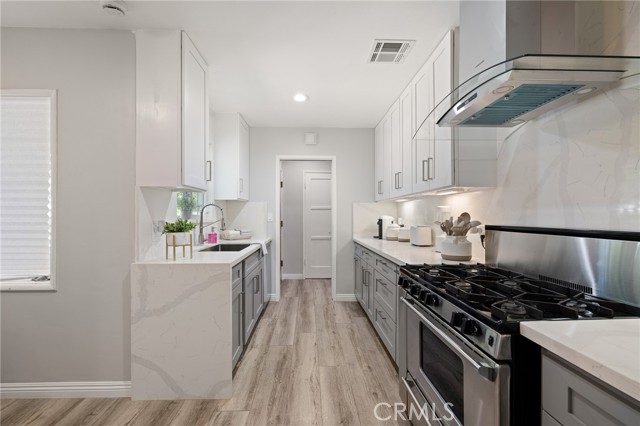 7027 Shoshone Avenue, Van Nuys CA: https://media.crmls.org/medias/b6107e56-a2e6-4a33-ad76-ab269c817754.jpg