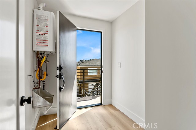 Detail Gallery Image 16 of 25 For 913 E Balboa Blvd #C,  Newport Beach,  CA 92661 - 3 Beds | 3 Baths