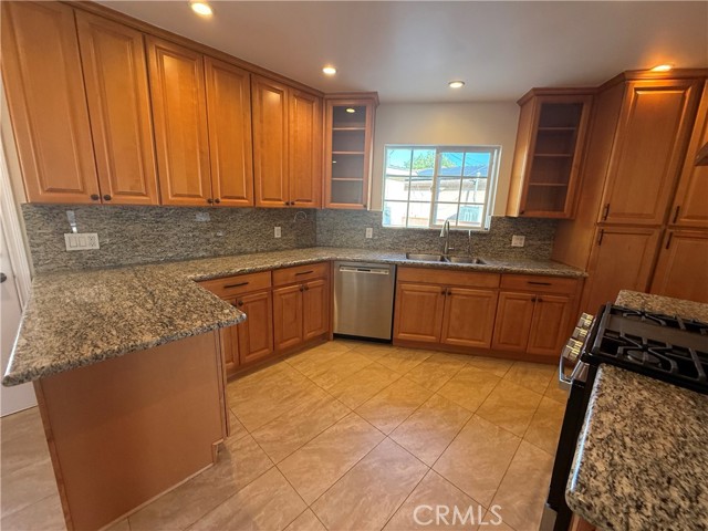 Detail Gallery Image 5 of 13 For 11055 Califa, North Hollywood,  CA 91601 - 3 Beds | 2 Baths