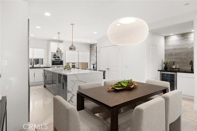 302 Carnation Avenue, Corona del Mar CA: https://media.crmls.org/medias/b6160d71-9c7b-46d6-97f4-39ac2a9898fa.jpg