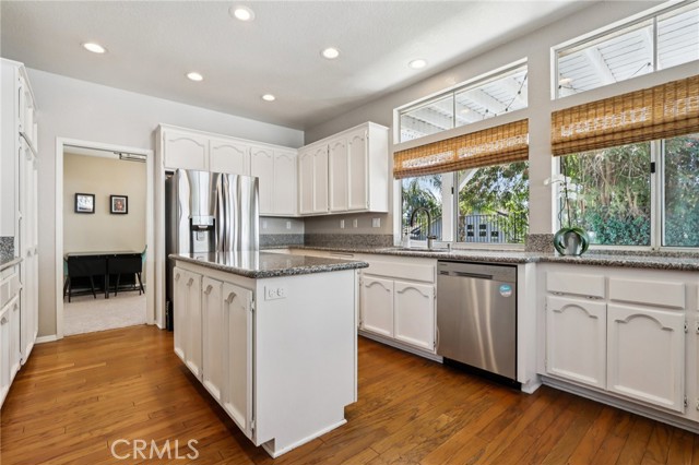 Detail Gallery Image 11 of 67 For 420 Somerset Cir, Corona,  CA 92879 - 5 Beds | 3 Baths