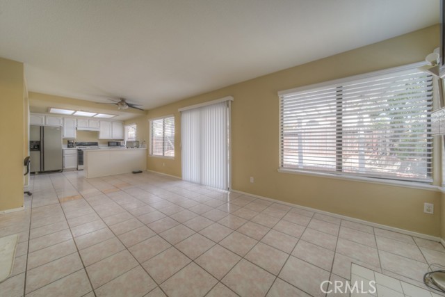 15576 Carmel Verde Lane, Moreno Valley CA: https://media.crmls.org/medias/b6190eaa-fb08-4900-a067-eb2fce2356d1.jpg