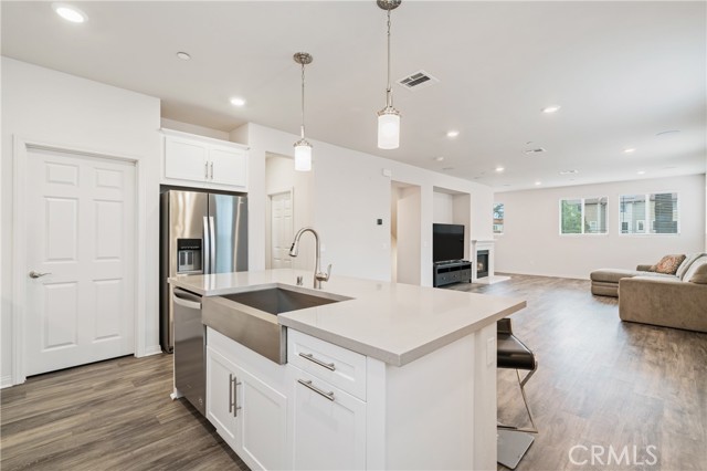 Detail Gallery Image 7 of 30 For 14714 Sherman Way, Van Nuys,  CA 91405 - 4 Beds | 3/1 Baths