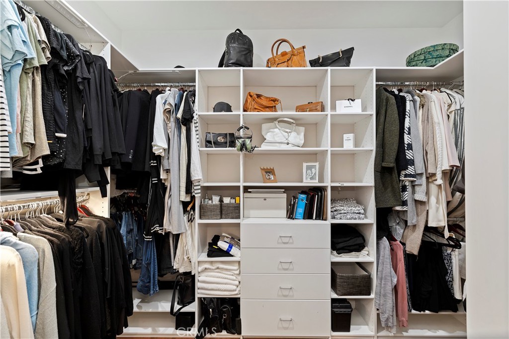 https://media.crmls.org/medias/b61d4cb9-4479-4f7e-a094-e530822a6536.jpg?preset=X-Large