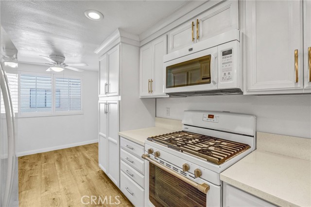 18403 Collins Street, Tarzana CA: https://media.crmls.org/medias/b61f9558-854b-4816-a6c8-ba5d835535c3.jpg