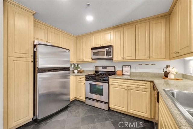 Detail Gallery Image 9 of 26 For 3300 Watermarke Pl, Irvine,  CA 92612 - 2 Beds | 2 Baths