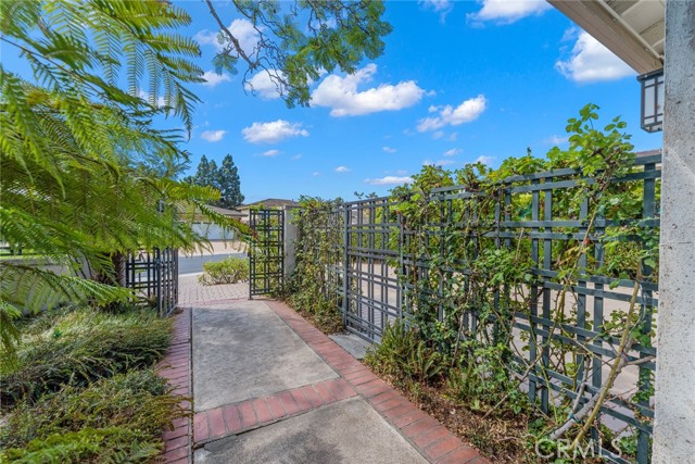 Detail Gallery Image 4 of 39 For 6 Rue Marseille, Newport Beach,  CA 92660 - 3 Beds | 2/1 Baths