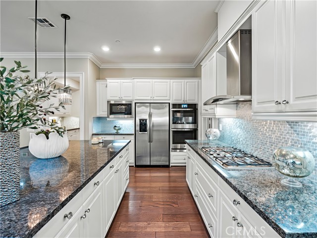 Detail Gallery Image 20 of 65 For 22385 Midtown Ct, Saugus,  CA 91350 - 5 Beds | 4/1 Baths