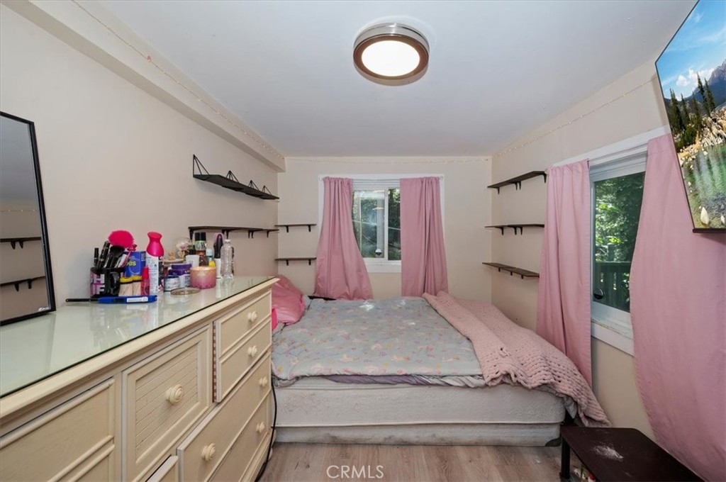 https://media.crmls.org/medias/b6227d17-cc3c-4d10-8166-0f9924761db7.jpg?preset=X-Large