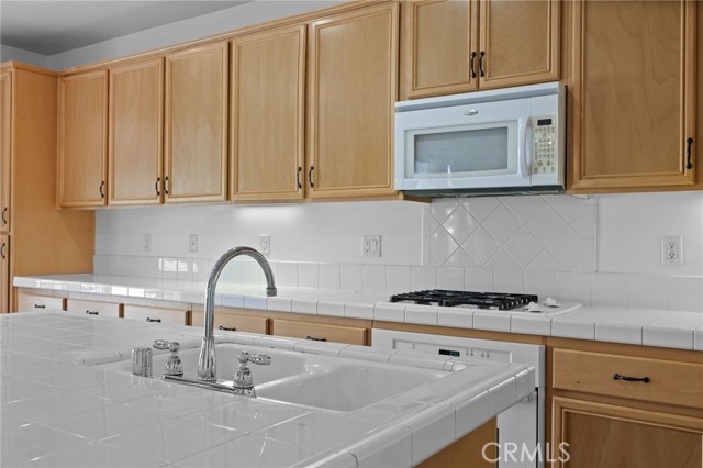 Detail Gallery Image 9 of 30 For 10114 Oporto Way, Bakersfield,  CA 93306 - 3 Beds | 3 Baths