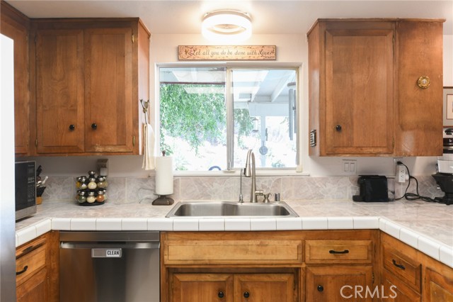 5295 Bronson Way, Riverside CA: https://media.crmls.org/medias/b62667f3-3fcf-443a-bd15-431a1074d30a.jpg