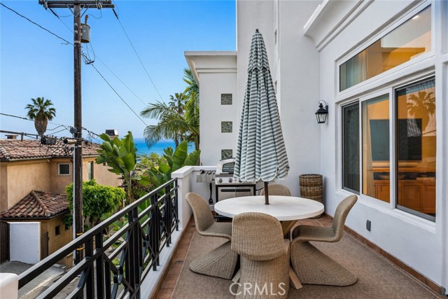 720 Manhattan Beach, Manhattan Beach, California 90266, 2 Bedrooms Bedrooms, ,2 BathroomsBathrooms,Residential,For Sale,Manhattan Beach,SB26077067