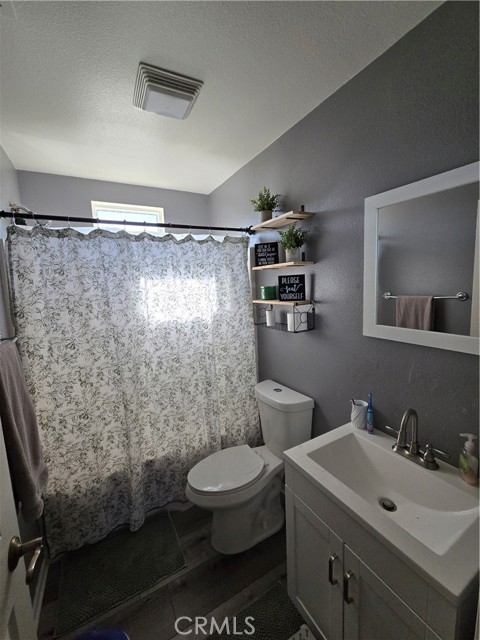 Detail Gallery Image 13 of 15 For 4027 Sutton Ct, Riverside,  CA 92501 - 3 Beds | 2/1 Baths