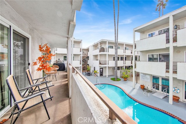 Detail Gallery Image 2 of 21 For 4445 Cartwright Ave #215,  Toluca Lake,  CA 91602 - 2 Beds | 1 Baths