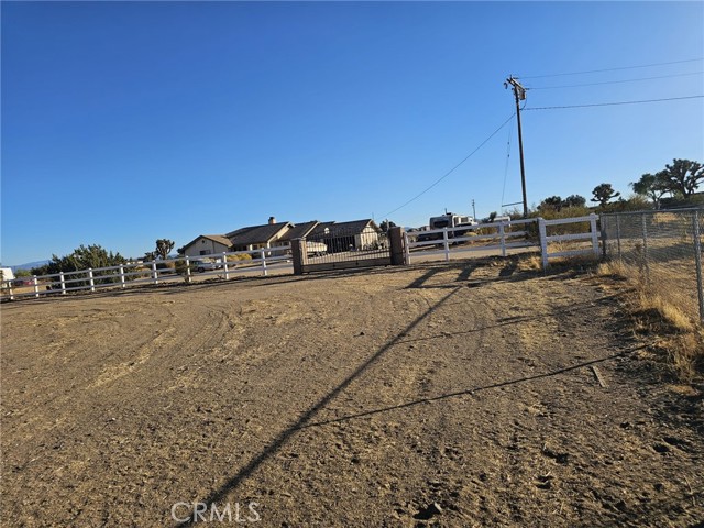 Detail Gallery Image 4 of 31 For 10616 Salem Ave, Oak Hills,  CA 92344 - 6 Beds | 3/1 Baths