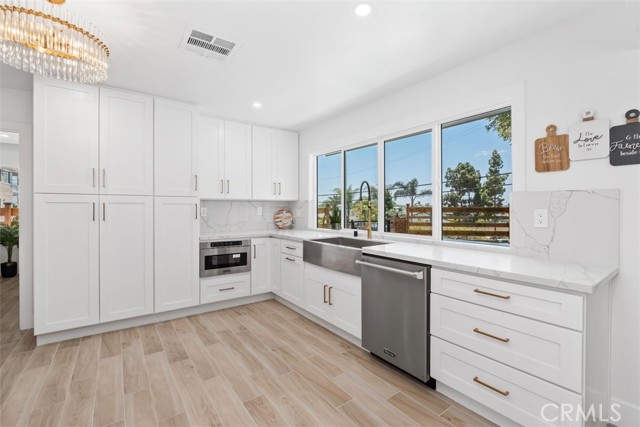 Chef-inspired kitchen that showcases Quartz countertops