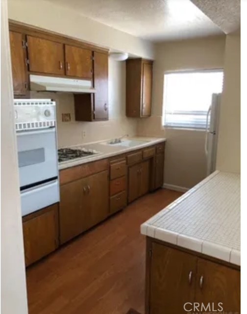 5126 W El Segundo Boulevard, Hawthorne CA: https://media.crmls.org/medias/b62faa1c-a45f-4a77-bc5f-d324c80b083b.jpg