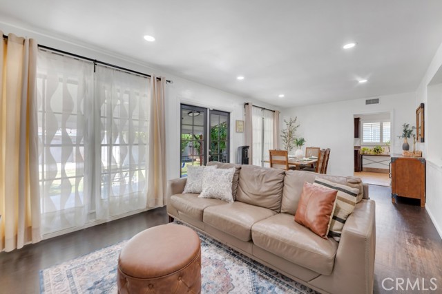 Detail Gallery Image 6 of 36 For 10923 Haskell Ave, Granada Hills,  CA 91344 - 3 Beds | 2 Baths