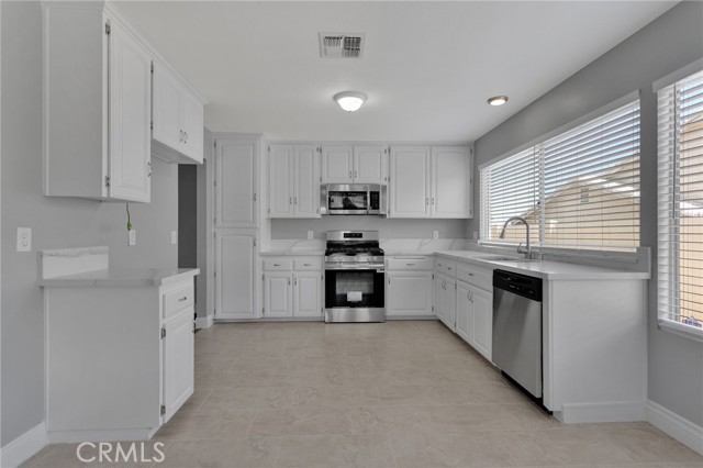 Detail Gallery Image 11 of 49 For 12710 Santa Anita, Victorville,  CA 92395 - 4 Beds | 2 Baths