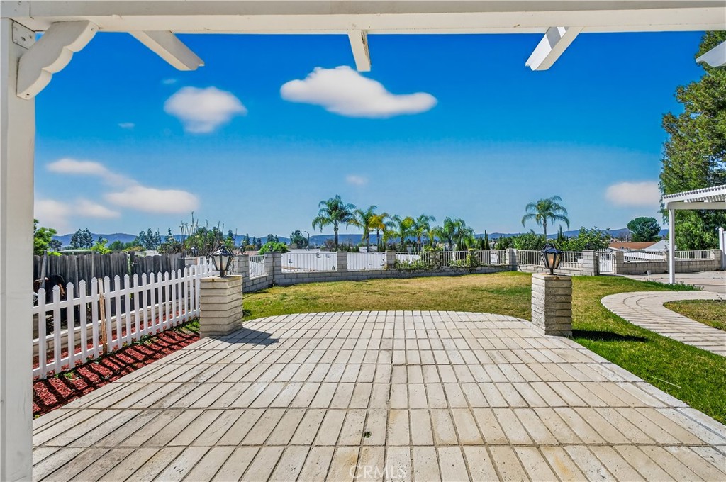 https://media.crmls.org/medias/b63251e9-e5e2-4582-8c38-d7795f4e25c2.jpg?preset=X-Large