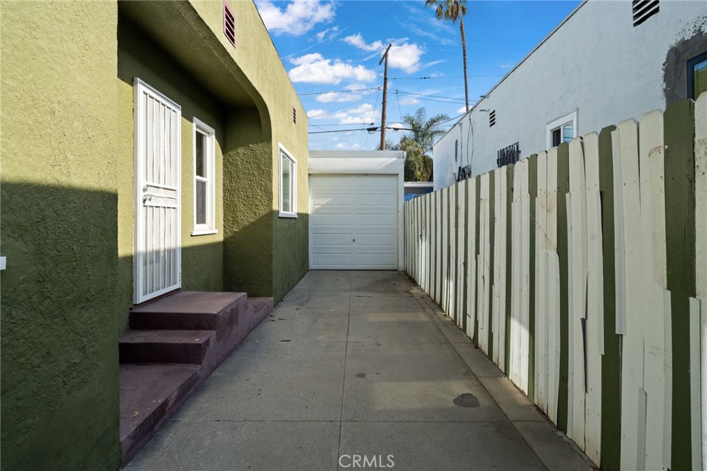 https://media.crmls.org/medias/b6338f0a-e9c0-4d2d-85df-d323660ed316.jpg?preset=X-Large