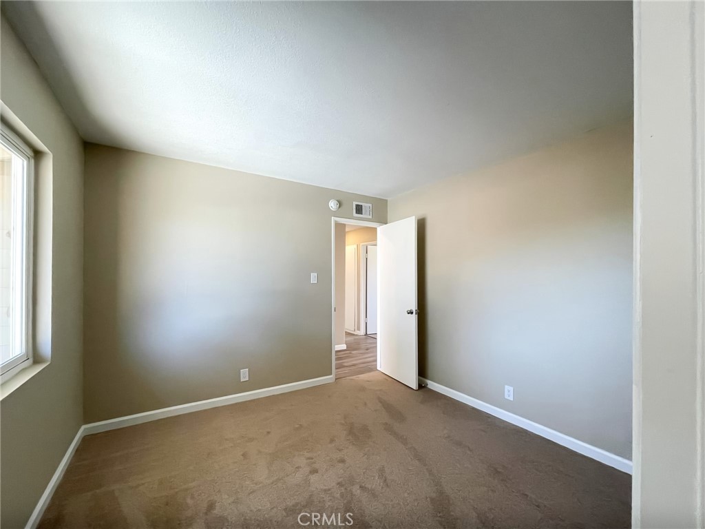 https://media.crmls.org/medias/b6355c37-96cf-4285-a896-89051604de55.jpg?preset=X-Large