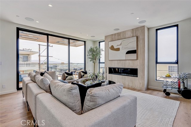 315 25th, Manhattan Beach, California 90266, 3 Bedrooms Bedrooms, ,3 BathroomsBathrooms,Residential,For Sale,25th,SB26081784