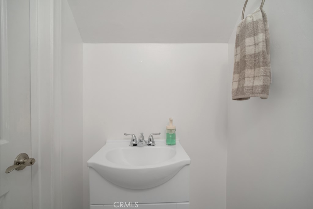 https://media.crmls.org/medias/b63773d2-3da3-4bc4-aaaf-0c1d6037c75c.jpg?preset=X-Large