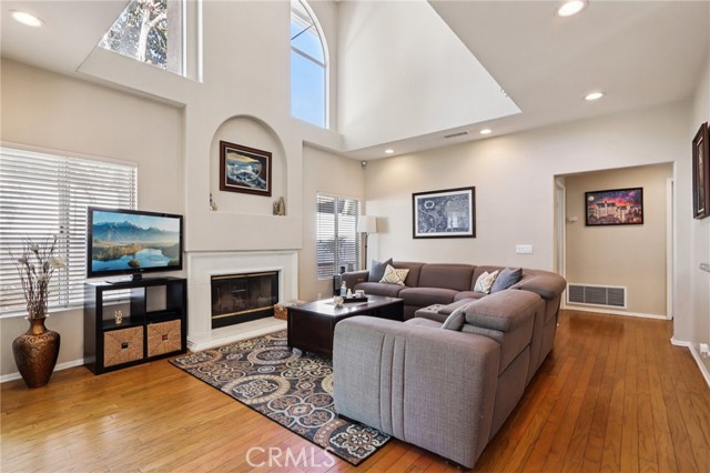 Detail Gallery Image 9 of 67 For 420 Somerset Cir, Corona,  CA 92879 - 5 Beds | 3 Baths