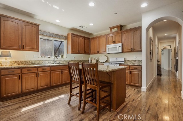 1708 Bandon Court, Oakdale CA: https://media.crmls.org/medias/b6399f6b-2b62-4a0f-9fcd-dc00a2a1d994.jpg
