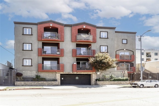 11124 Burbank Boulevard, North Hollywood CA: https://media.crmls.org/medias/b63ddfc9-2f52-4caa-9616-4fe548abd6e9.jpg