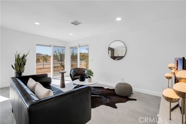 Detail Gallery Image 4 of 23 For 6029 Sunset Rd, Joshua Tree,  CA 92252 - 2 Beds | 1 Baths