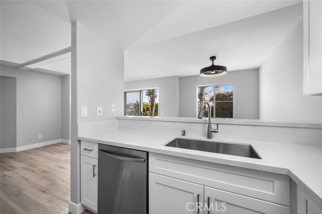 645 Chestnut Avenue, Long Beach CA: https://media.crmls.org/medias/b63fd41f-d978-445a-96ee-59be13ff9739.jpg