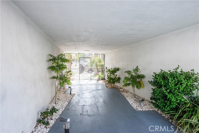 6335 Whitsett Avenue, Valley Glen CA: https://media.crmls.org/medias/b6423ac9-d4be-4267-81bd-952a83d104b2.jpg