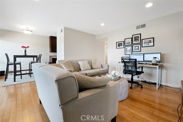Detail Gallery Image 2 of 29 For 1720 Westcliff Dr #10,  Newport Beach,  CA 92660 - 1 Beds | 1 Baths