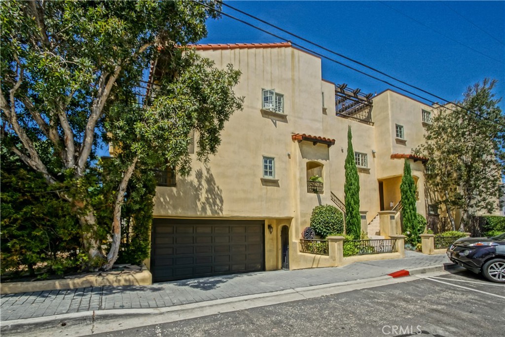 333 11th Street Manhattan Beach, California A++ location in the heart of the Manhattan Beach Sand Section...2 bedrooms plus loft/office (or 3rd bedroom). The outdoor space is great with a south facing, walk street corner patio, ocean view deck, and large 3rd level entertainers outdoor area. Large master suite with 2 closets (yes 2!), 2 car garage, with extra spot and storage. Super clean and in a superb location. Quiet yet right in the action!