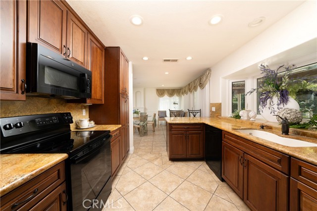 Detail Gallery Image 11 of 44 For 2810 S Diamond St, Santa Ana,  CA 92704 - 3 Beds | 2/1 Baths