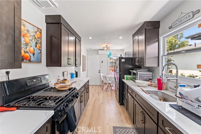 923 W Maple Avenue, Orange CA: https://media.crmls.org/medias/b647d080-e4fa-4cc9-b8b0-7f1976dffd26.jpg