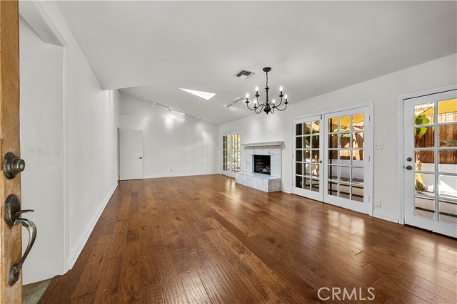 22232 Buena Ventura St, Woodland Hills CA: https://media.crmls.org/medias/b647f53b-9578-4695-8e99-93c9e5be4a7e.jpg