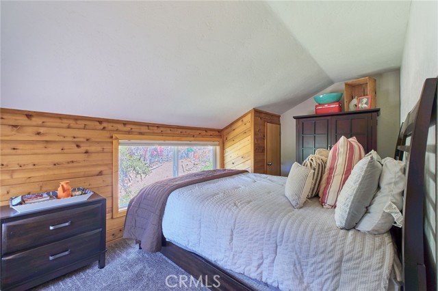 39676 Oak Glen Road, Fawnskin CA: https://media.crmls.org/medias/b6484a24-eae6-4f00-b8eb-9530af65d46b.jpg