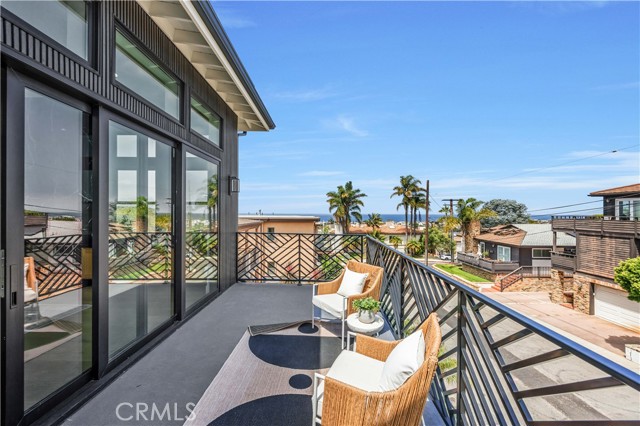 924 17th St, Hermosa Beach CA: https://media.crmls.org/medias/b64a0189-479d-4680-819b-2a7549f0ab67.jpg