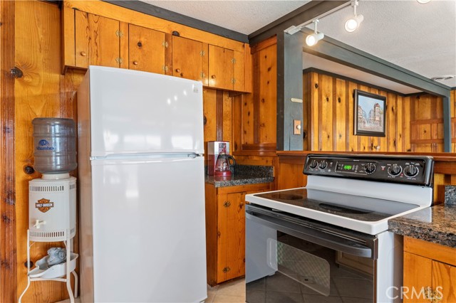 13041 San Joaquin Avenue, Clearlake CA: https://media.crmls.org/medias/b64a5644-f60f-4595-960a-a18114c006a9.jpg