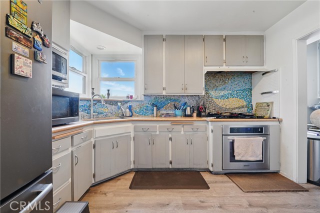 Detail Gallery Image 3 of 31 For 1320 23rd St, Manhattan Beach,  CA 90266 - 3 Beds | 2 Baths