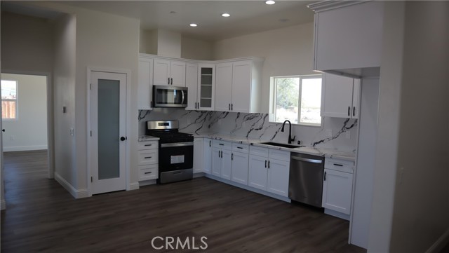 Detail Gallery Image 6 of 21 For 10408 Peach Ave, California City,  CA 93505 - 4 Beds | 3 Baths