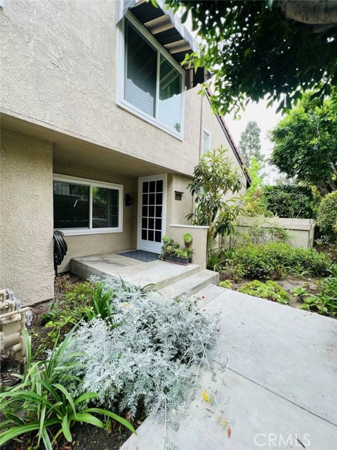 267 Stanford Court, Irvine CA: https://media.crmls.org/medias/b64affdb-ba14-4747-a0e3-216e2a6e6bfb.jpg