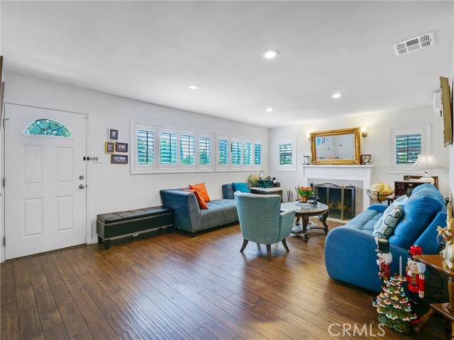 401 E Cherry Avenue, Monrovia CA: https://media.crmls.org/medias/b6539538-f58c-498d-862f-4a4e9cb08cda.jpg