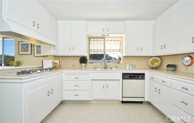 Good size kitchen with lots of storage