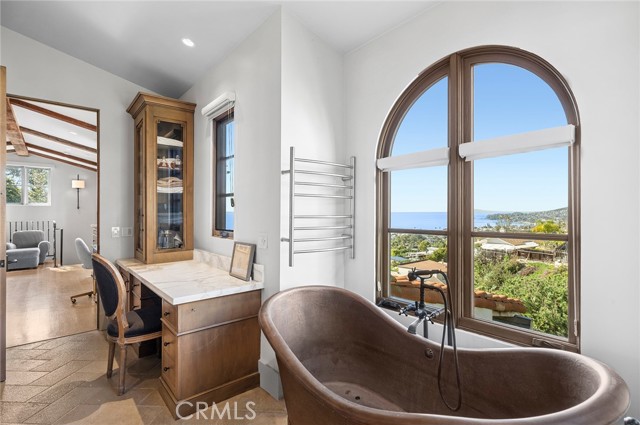 Detail Gallery Image 19 of 31 For 2100 Crestview Dr, Laguna Beach,  CA 92651 - 3 Beds | 2/1 Baths