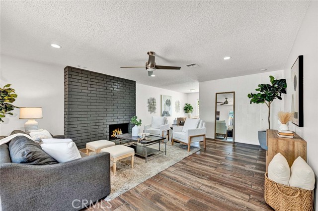 1981 Mitchell Avenue, Tustin CA: https://media.crmls.org/medias/b6562a29-dce6-4d17-8637-1f0b38d4cb61.jpg